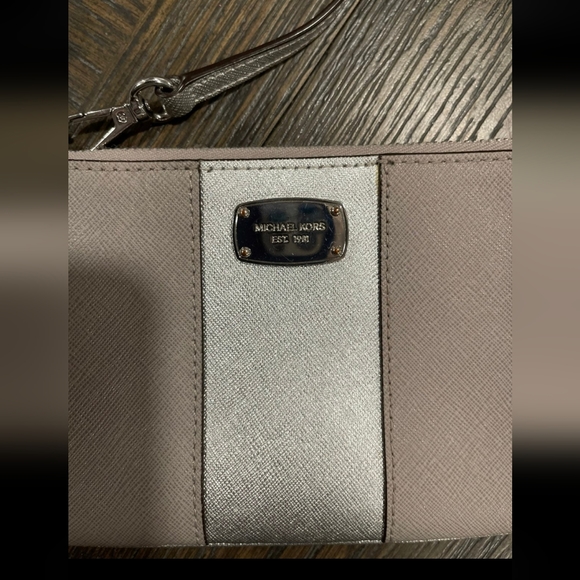 Michael kors jet set large tote leather pearl silver/ Gray with matching wristle - Picture 11 of 12